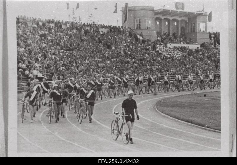 Jalgratturid-tähesõitjad raportitega kõigist rajoonidest Eesti NSV IX ametiühingute suvespartakiaadi avapäeval Komsomoli nimelisele staadionile saabumas.