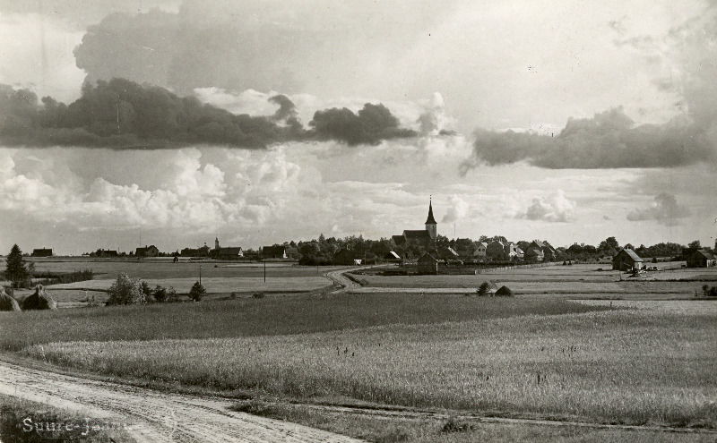 Vaade Suure-Jaani alevile, keskel Suure-Jaani kirik.