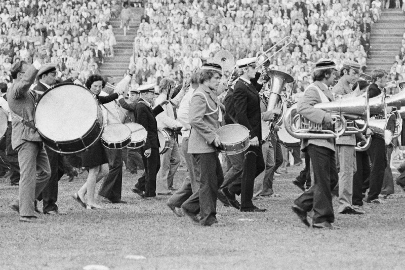 Eesti NSV 33. aastapäevale pühendatud III rahvatantsupeol Komsomoli-nim staadionil esineb puhkpilliorkester.