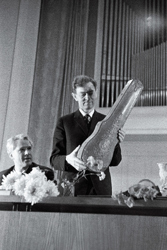 Tallinna Riikliku Konservatooriumi rektor Vladimir Alumäe TPI kollektiivi poolt TR Konsrvatooriumile 50- aastapäevaks kingitud muusikariistaga pidulikul aktusel "Estonia" kontserdisaalis.