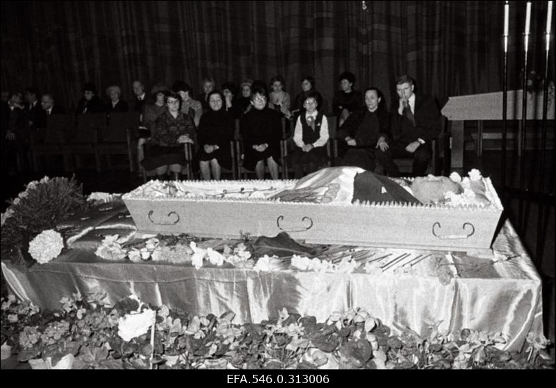 ENSV teenelise ajakirjaniku, sõjaveterani, Lenini ordeni kavaleri, ENSV Ülemnõukogu nelja koosseisu saadiku, "Rahva Hääle" pikaaegse (alates 1955.a) peatoimetaja August Saaremäe (Saaremägi) matus.