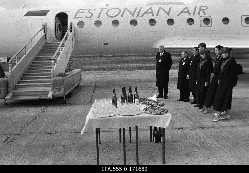 Lennufirma Estonian Air töötajad ja Pärnu Linnavalitsuse liikmed otselennuliini Pärnu-Rhodos avamisel..