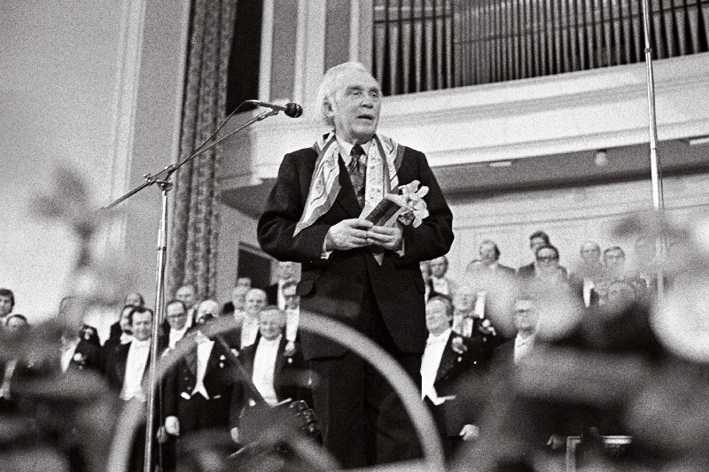 Gustav Ernesaks Riikliku Akadeemilise Meeskoori kontserdi ajal Estonia kontserdisaali laval.