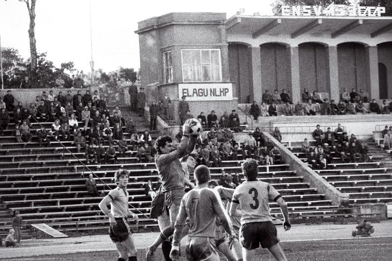 NSV Liidu meistrivõistlustel jalgpallis kohtuvad Tallinna "Sport" ja Lipetski  "Metallurg". Palliga "Spordi" väraravaht Oleg Andrejev.