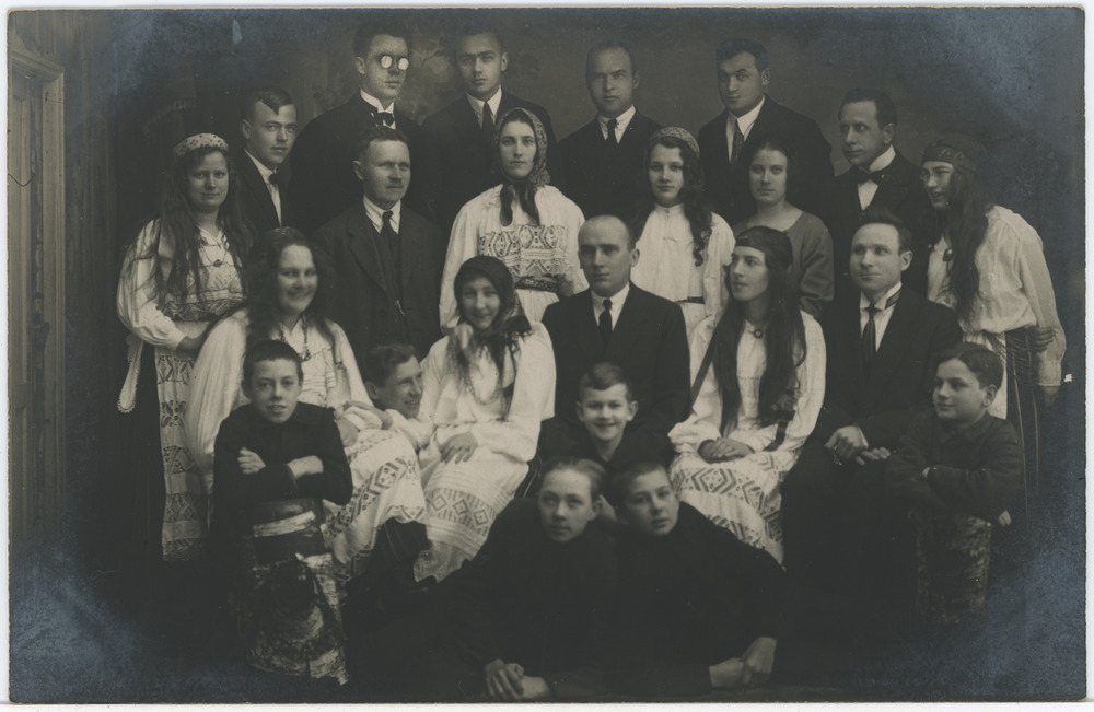 Seltskond koos rahvarõivais naisterahvastega