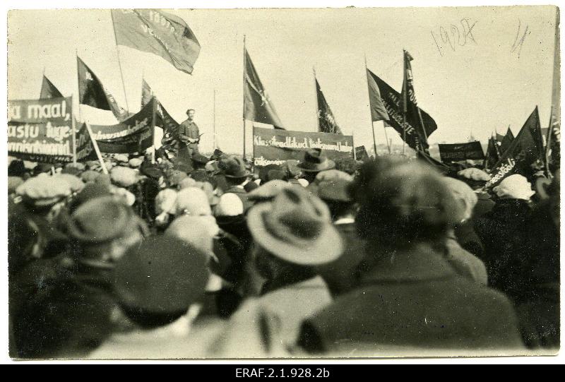 1. mai meeleavaldus Tallinnas Stroomi rannas 1927.a. Kõneleb Arnold Grimpel