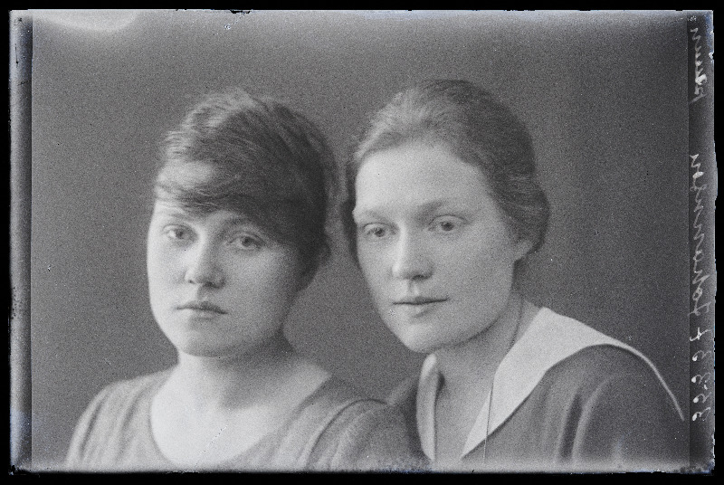 Kaks naist, (foto tellija Johannson).