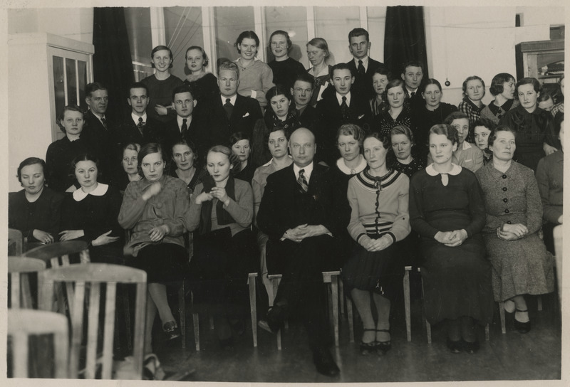 Kaitseliidu Tartu maleva poolt 1937. aasta veebruaris korraldatud samariitlase kursusel osalenud naiskodukaitsjad ja kaitseliitlased, ees keskel kursuse lektor H. Normann