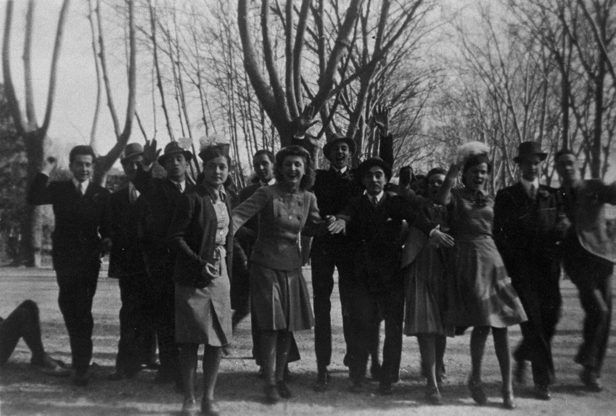 [Institute students] - Students of the Institute walking throught the Meadow