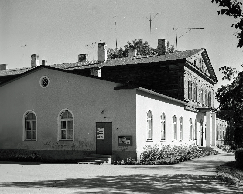 Triigi sovhoosi kontorihoone välisvaade.