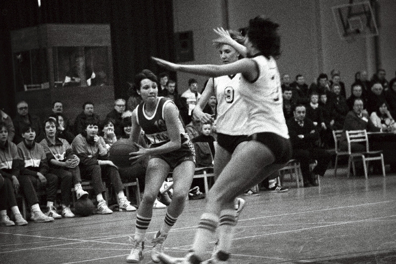 NSV Liidu naiste korvpallimeistrivõistluste esiliiga I finaalturniiril kohtuvad Tartu Riikliku Ülikooli ja Moskva Dünamo võistkonnad. Palliga Anne Sepp.