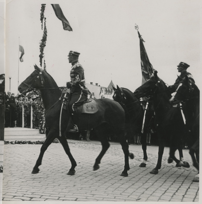 Eesti vabariigi presidendi Konstantin Pätsi külaskäik Tartusse 03.09.1939, paraad Vabaduse puiesteel. Ratsarügement defileerimas