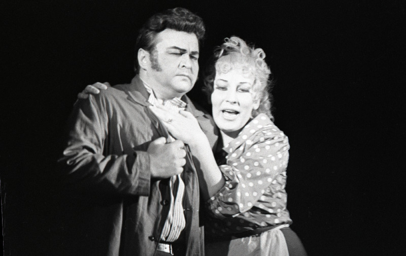 G. Puccini ooper Mantel teatris Estonia. Georgette–Tiina Jaaksoo, Louis–Kalju Karask.