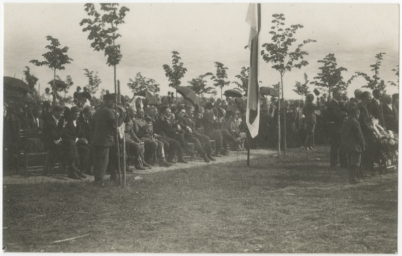 Puhja Vabadussõja mälestussamba avamine, inimesed istumas