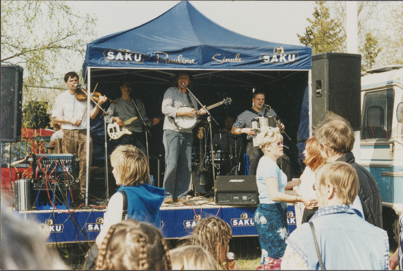 Türi lillelaat. Laadalistele esineb Väikeste Lõõtspillide Ühing.