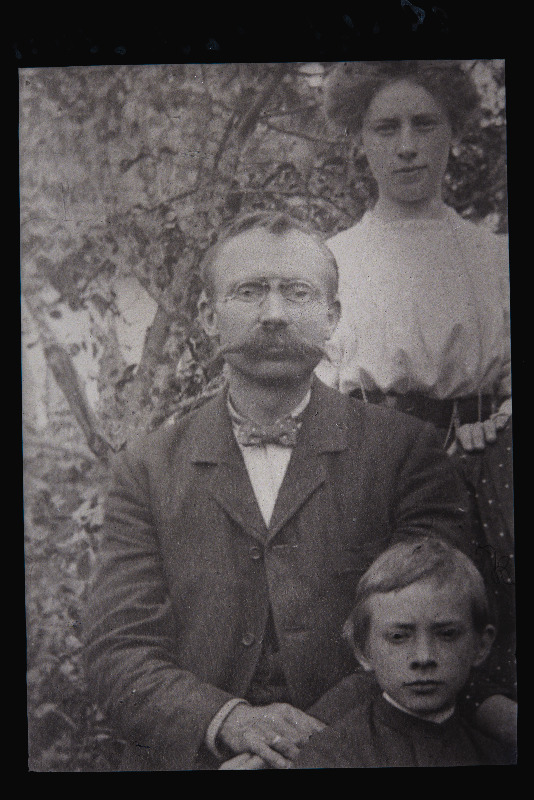 Mees, naine ja poiss grupifotol, (18.12.1918 fotokoopia, tellija Madisson).