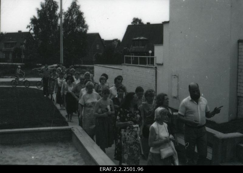 Rahuretk mootorlaeval "Laine" külastamas Pärnut. Retke osavõtjad ekskursioonil Kuldse Kodu juures.
