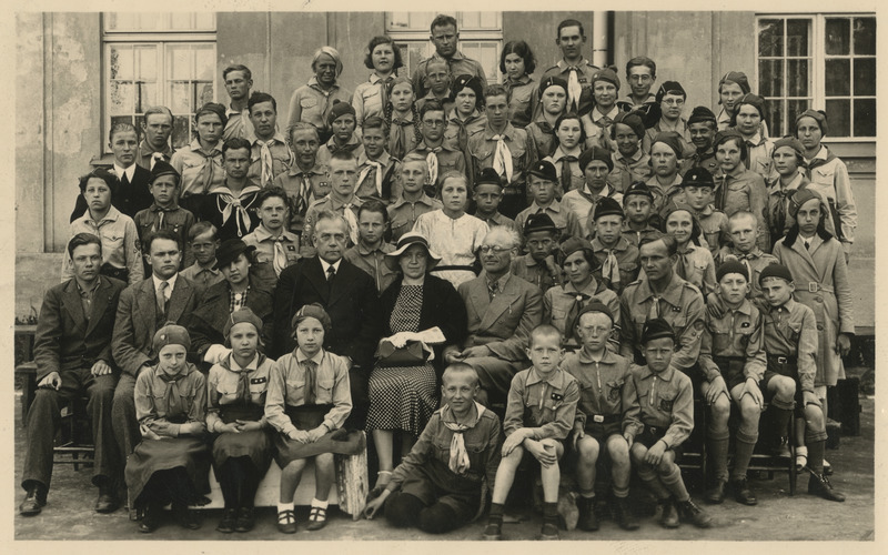 Helinäidendi "Isamaa auks" autorid ja tegelaskond, grupifoto. Teises reas neljas näidendi helilooja Adalbert Wirkhaus, viies teksti autor Salme Pruuden, kuues näitleja August Sunne