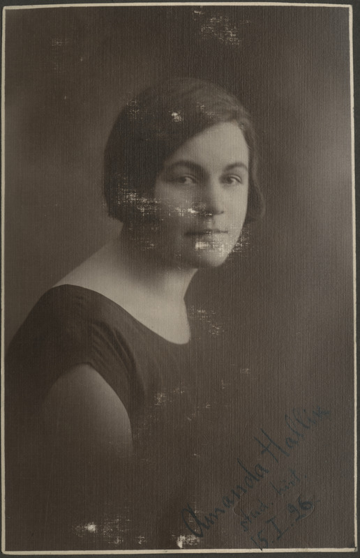 Eesti Naisüliõpilaste Seltsi liige Amanda Marie Oll (snd Hallik), rindportree