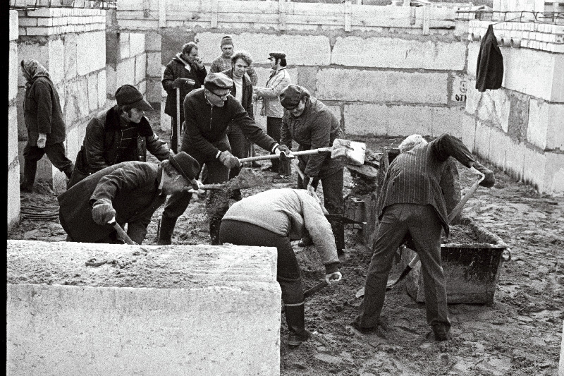 Vabariikliku Kehakultuuri- ja Spordikomitee ning spordiühingute töötajad laupäevakul Tallinna olümpiaehitusel töötamas.