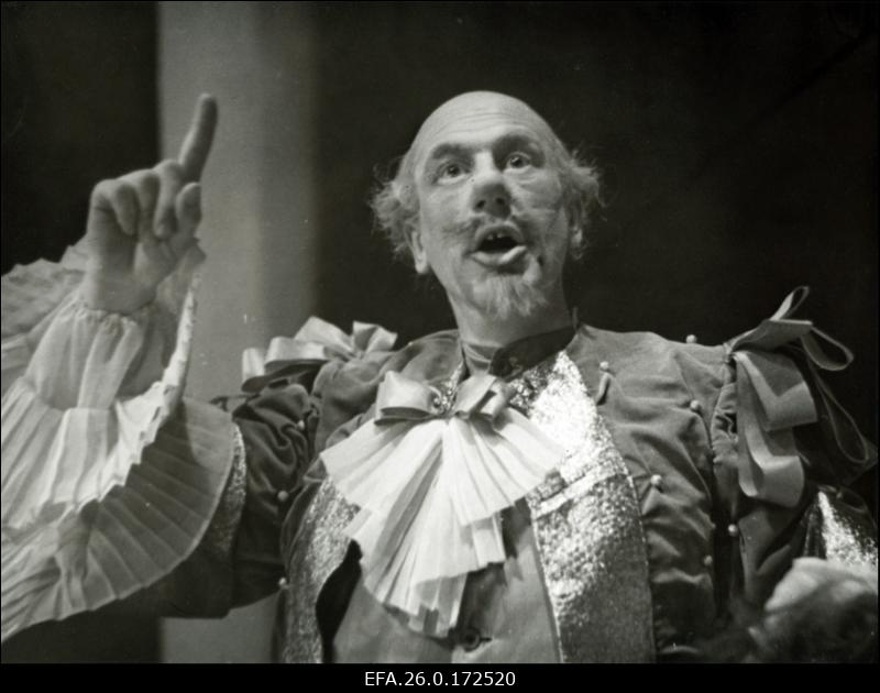 Laulja Enn Raa (Heinrich Berg) nimiosas G. Donizetti ooperis "Don Pasquale"  Vanemuise teatris.