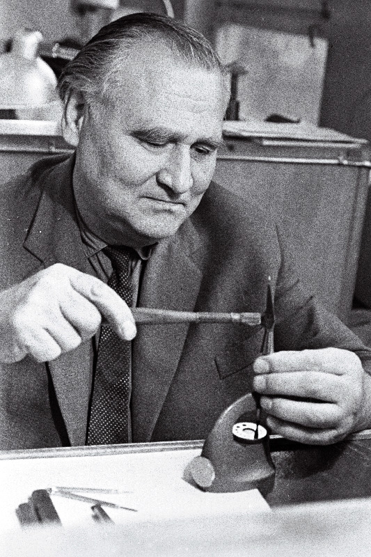 Teeninduskombinaadi "Ühendus" eesrindlik kellassepp Vladimir Kokk töötamas.