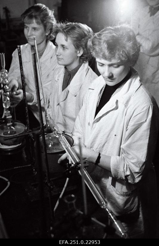 Tartu Riikliku Ülikooli keemiaosakonna üliõpilased Vilve Maremäe, Vesta Eelmets ja Helle Voolaid laboratooriumis.