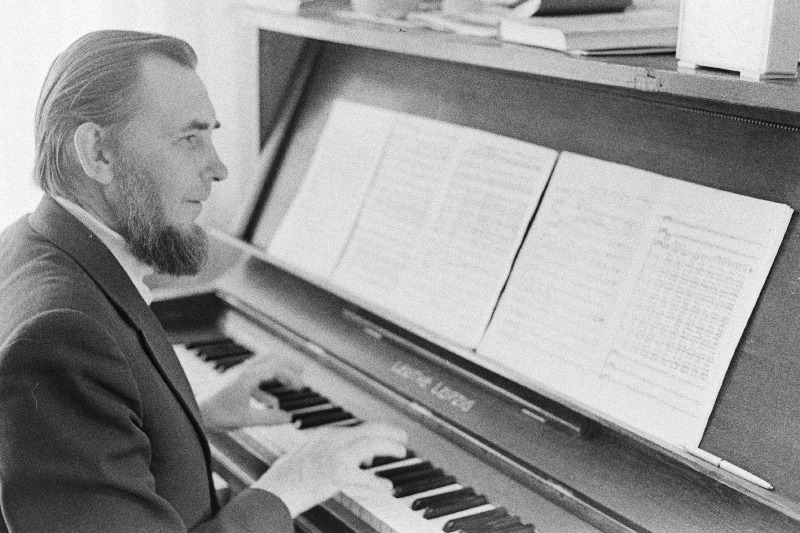 Eesti NSV teeneline kunstitegelane, Nõukogude Eesti  preemia laureaat, NSV Liidu 1974. a riikliku preemia kandidaat helilooja Veljo Tormis.