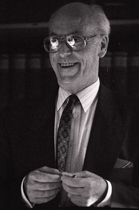 Lennart Meri Nõmmel kodus, naerab.