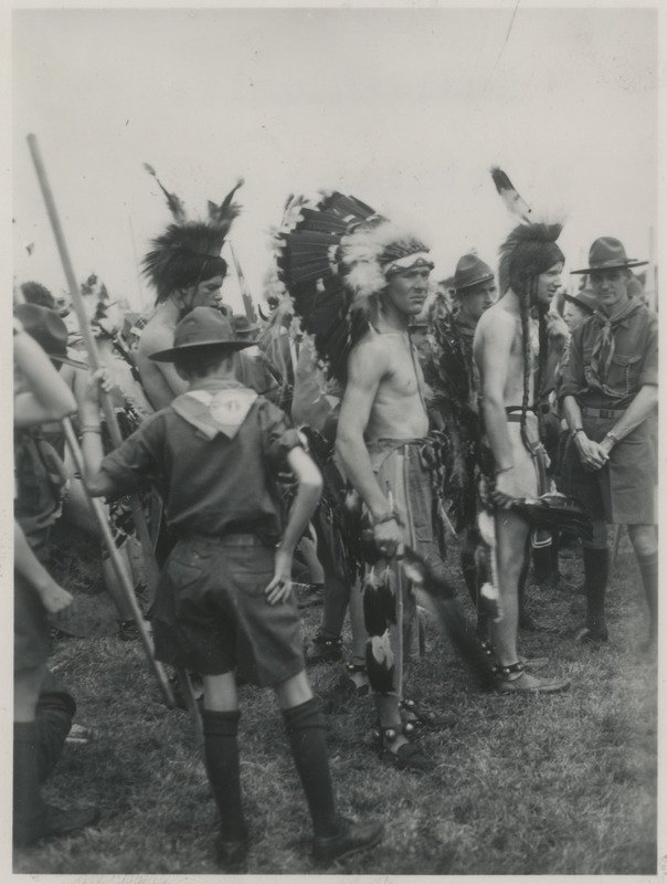 Skautide ülemaailmne jamboree Hollandis, indiaanlasteks riietunud ameeriklased enne suurt paraadi