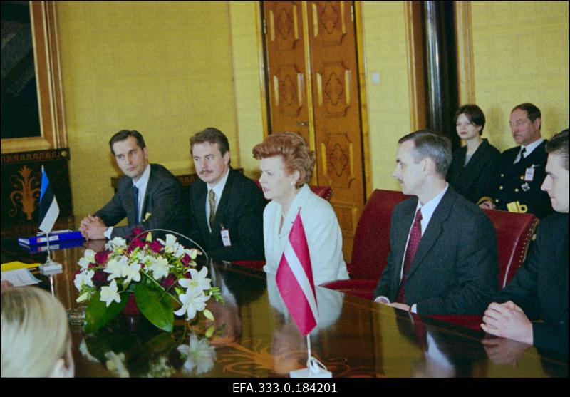 Läti Vabariigi president Vaira Vike-Freiberga (paremalt 3.) vastuvõtul Kadrioru presidendi lossis oma ametliku visiidi ajal Eestisse.