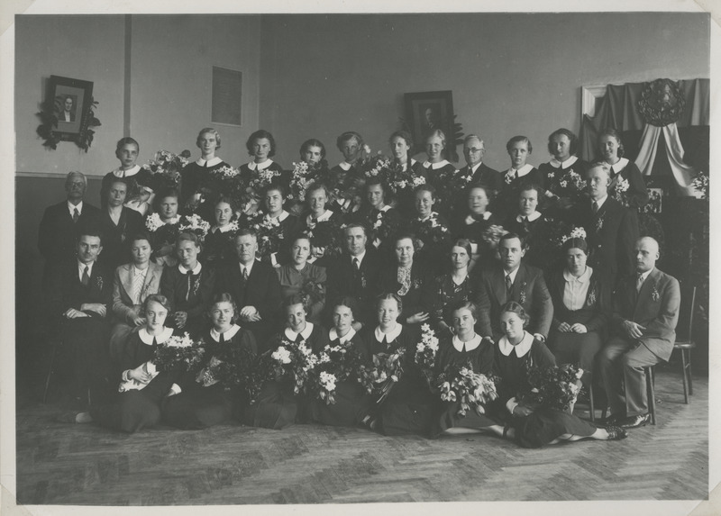 Pärnu linna tütarlastegümnaasiumi klassipilt