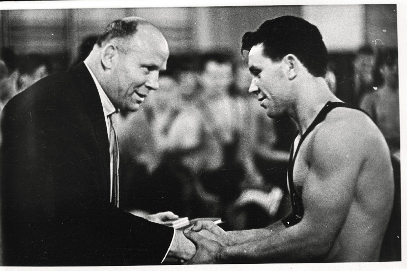 Johannes Kotkas Eesti NSV 1961. aasta sambomaadluse esivõistlustel esikoha võitnud J. Kovalenkot õnnitlemas.