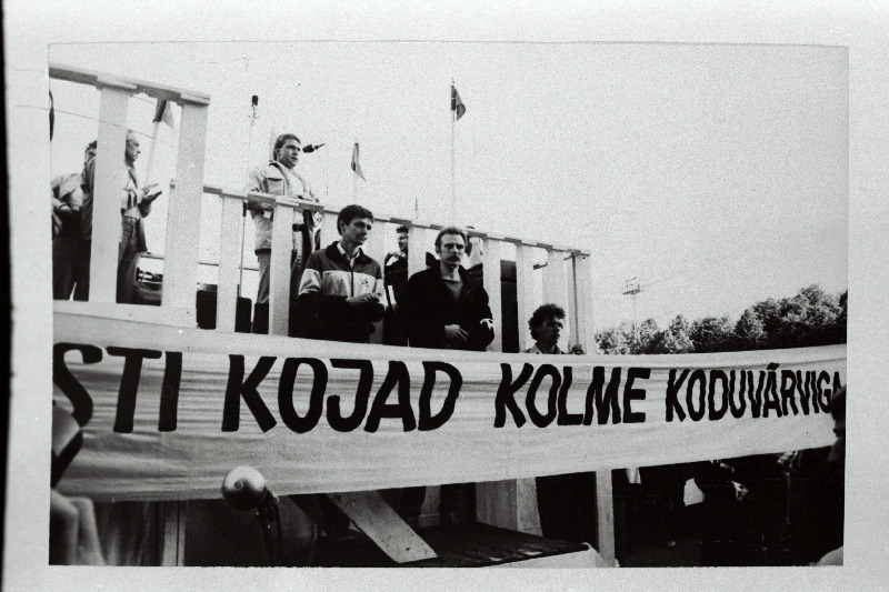 Eestimaa Rahvarinde korraldatud NLKP XIX konverentsi delegaatide kohtumisel rahvaga Lauluväljakul kõneleb telekirjanik Juhan Aare.