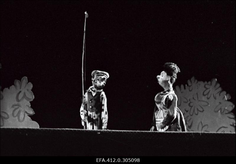 KET Tall.a/ü [nl.] nukunäitering esitamas näidendit "Pif tegutseb".