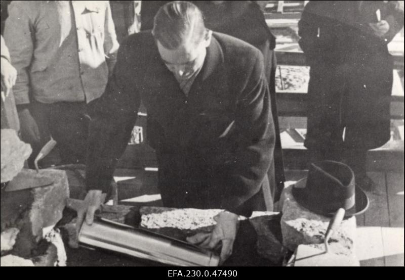 Maardu fosforiiditehase flotatsioonivabriku peakorpuse nurgakivipanekul, ehitusdokumentide paigutamine alusmüüri.