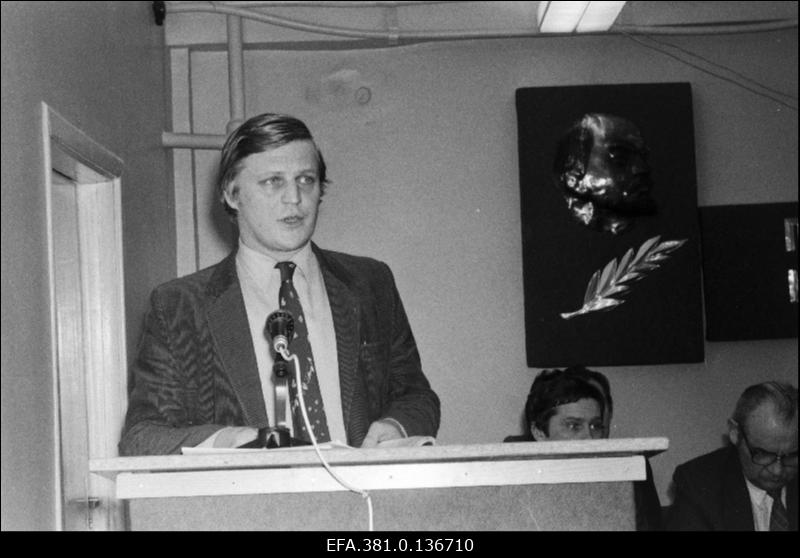 Ajalehe "Narvski Rabotši" kirjade päeval Narva Toornahatehases kõneleb Naha- ja Jalatsite Tootmiskoondise "Kommunaar" peadirektori asetäitja J. Kodres.