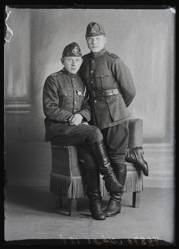 Kaks sõjaväelast, vasakul piirivalvur, (foto tellija Oskar Mägi Vana-Irboskast).