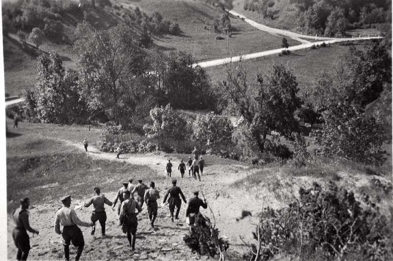 Sõjakooli ohvitserideklasside jalaväe klassi lipnikud liikumas Pada jõe orgu.