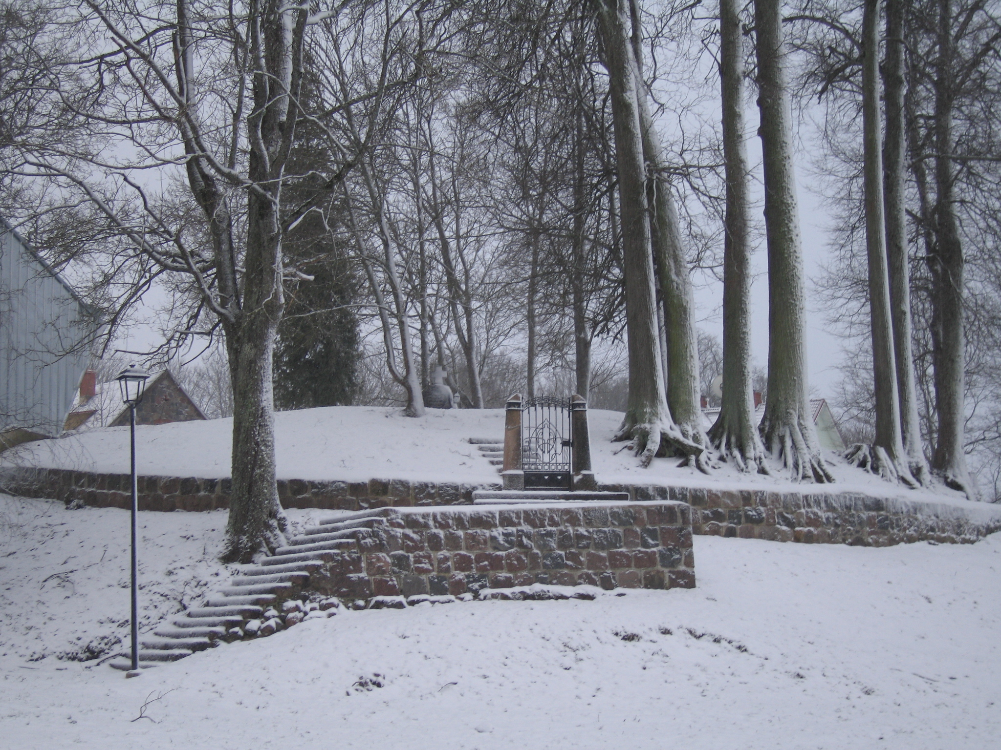 Viljandi mõisa kalmistu 03 - Kalmistu piire, trepid ja värav. Vasakul on 2013. aastal osaliselt kalmistule rajatud laululava kõlakoda
