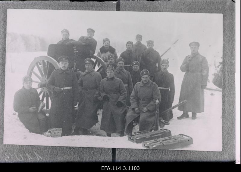 Vabadussõda. 1.Suurtükiväepolgu 2.välipatarei üks rühm suurtüki juures. Kaitsekilbi taga sesisab rühmaülem allohvitser Peterson.