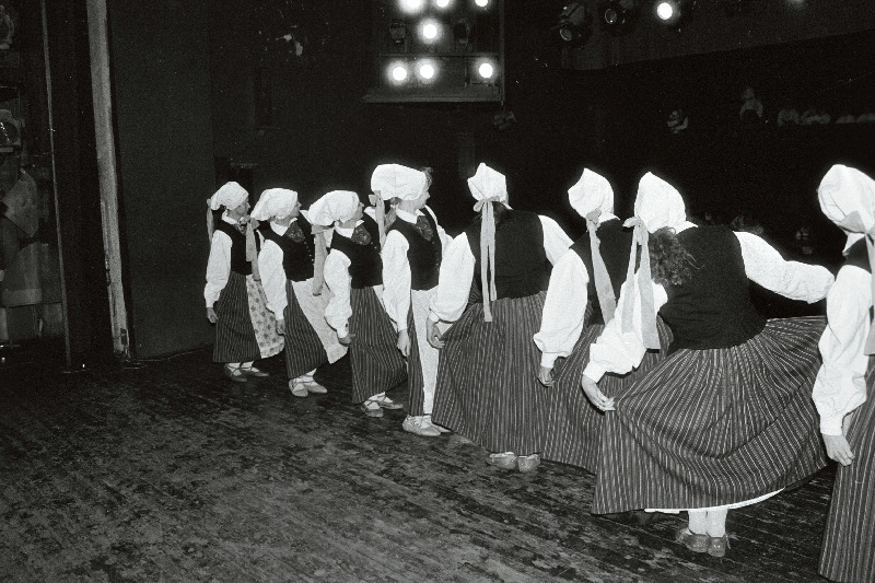 Naisrahvatantsude rühmade kokkutulek "Koidu" seltsis.