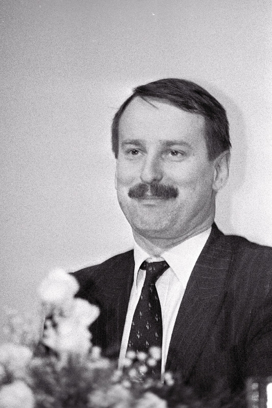 Siim Kallas naerumuigega.