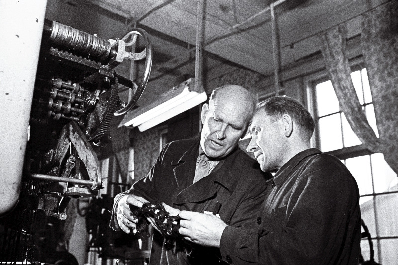 Vabriku Keila ühiskondliku majandusliku analüüsi büroo remondi ja uute seadmete montaaži komisjoni liikmed Erich Kamps (vasakul) ja Elmar Ström määravad kindlaks kudumistelje mustrikaardi viga.