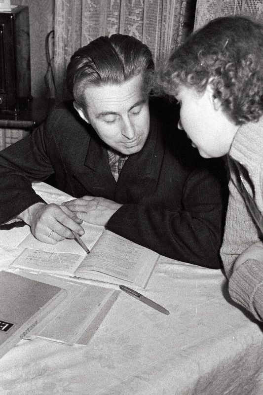 Õhtukoolis õppiv tehase Punane Ret brigadir tundideks valmistumas.