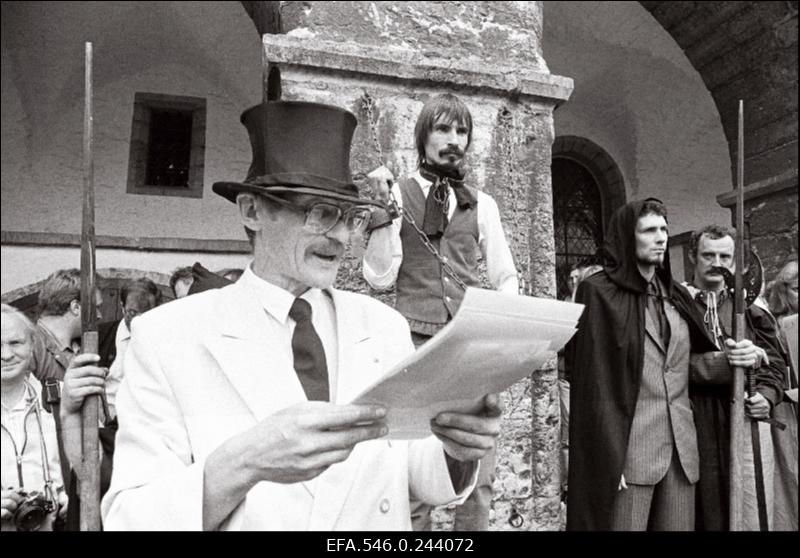 Kuningriiklaste fraktsiooni aktsioon Raekoja platsil. Kuningriiklane Ralf Parve.