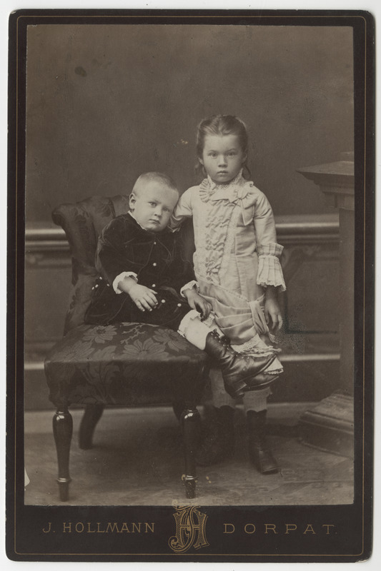 Kaksikportree väikesest poisist ja tüdrukust