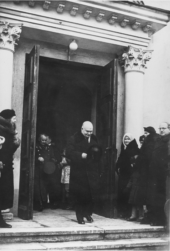 Eesti Vabariigi president K. Päts väljub paavst Pius XI surma puhul korraldatud leinajumalateenistuselt Tallinna katoliku kirikust.