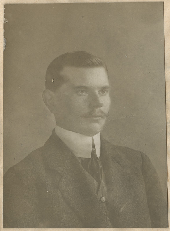 Parun Bernhard Uexkülli autojuht Karl Peeter Vilkes, portreefoto