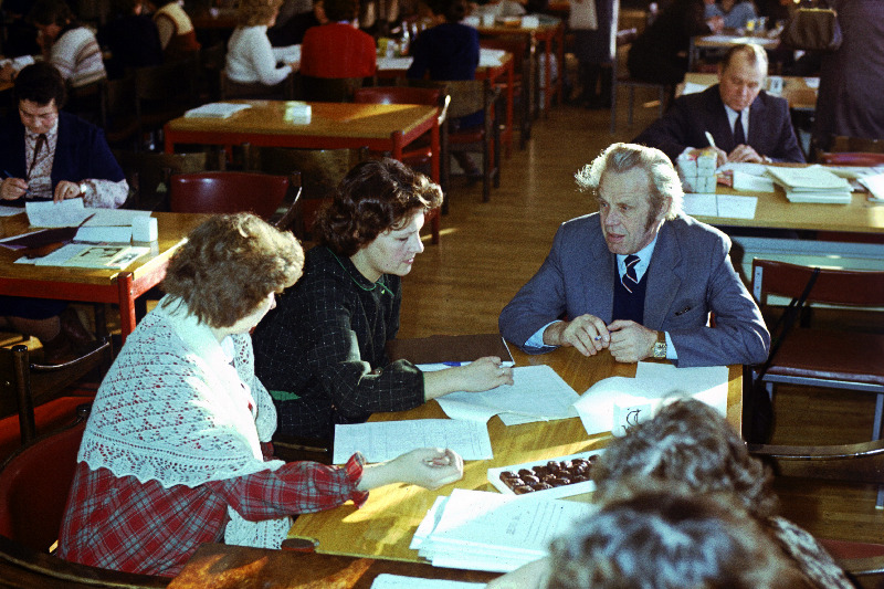 Kondiitrivabriku Kalev ning Tartu Kaubandusvalitsuse esindajad sõlmivad lepingu toidukaupade hulgilaadal Tallinnas.